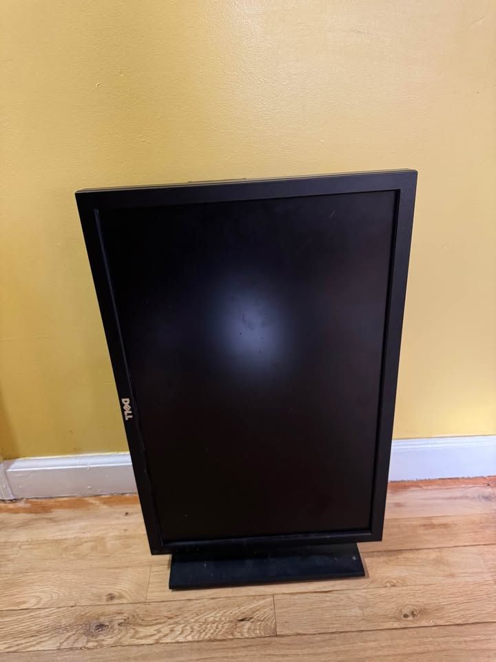 Dell P2210 22" Monitor — 1680x1050, DisplayPort DVI VGA