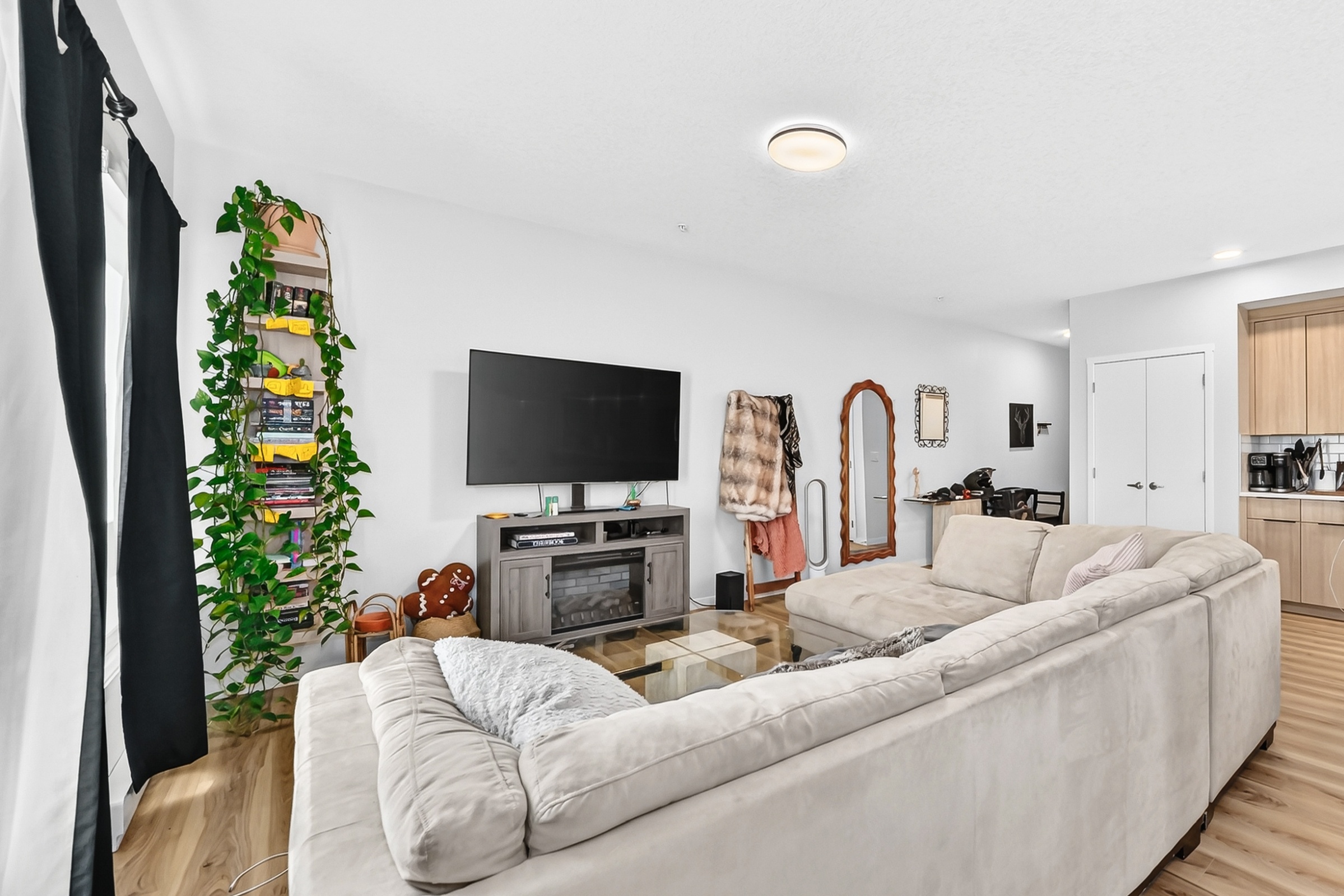 Stunning corner-unit condominium - photo 5