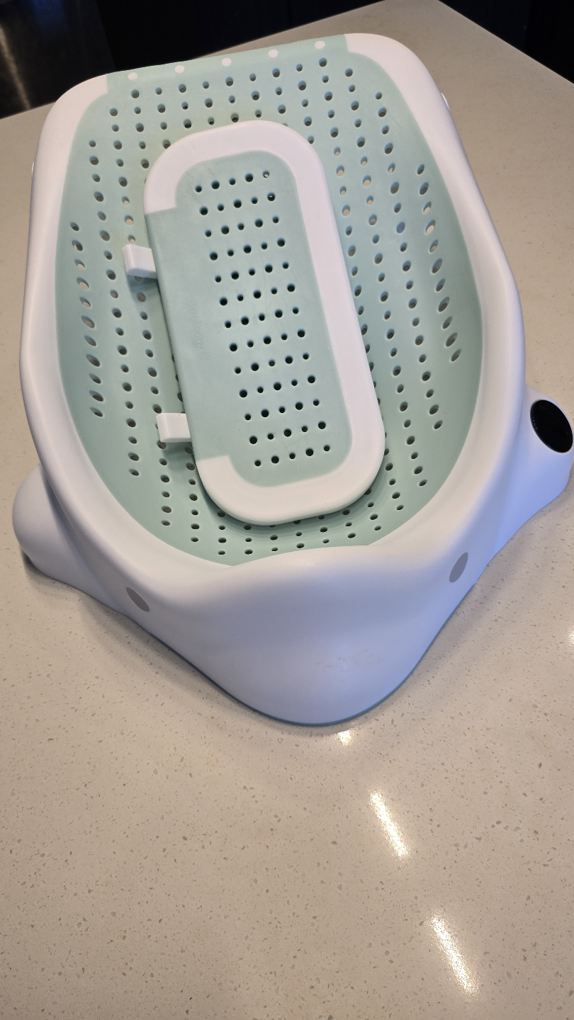 Baby bath support With a water temperature scale.