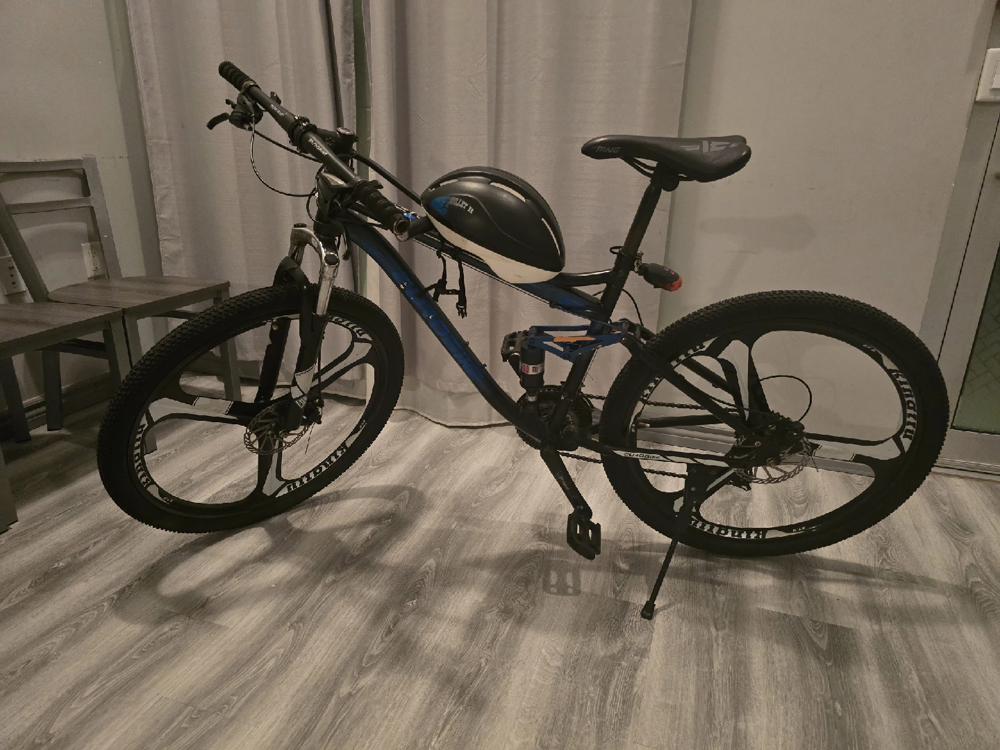 27.5” Dual Suspension Mountain Bike + Metal lock and helmet
