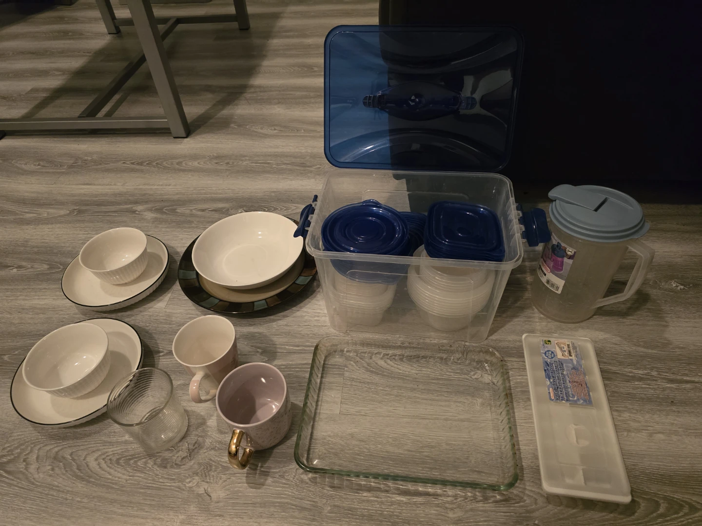 Kitchenware Bundle: Bowls, Mugs, Pitcher & Storage - All 7$