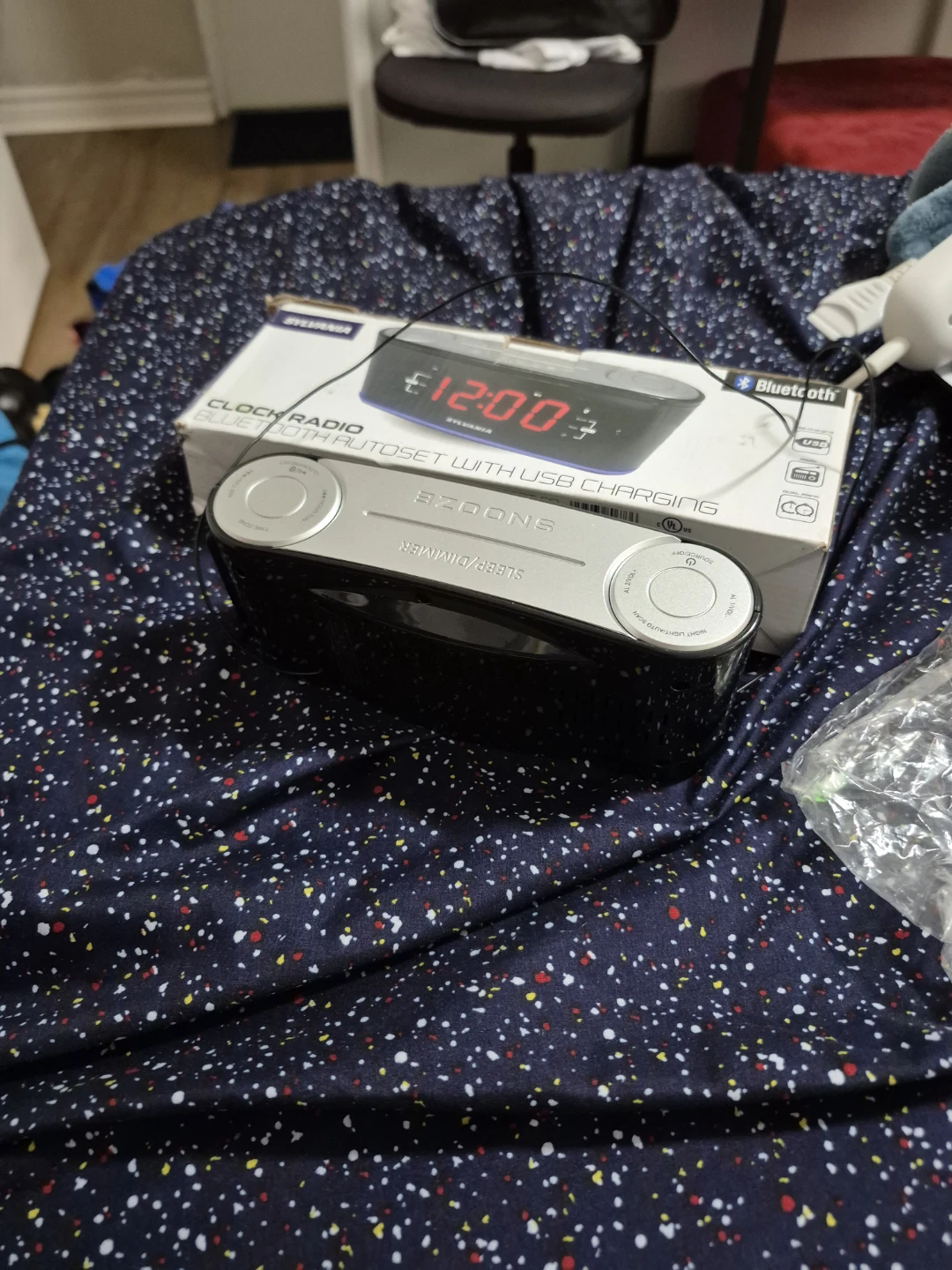 Sylvania Bluetooth Clock Radio with USB Charging - photo 3