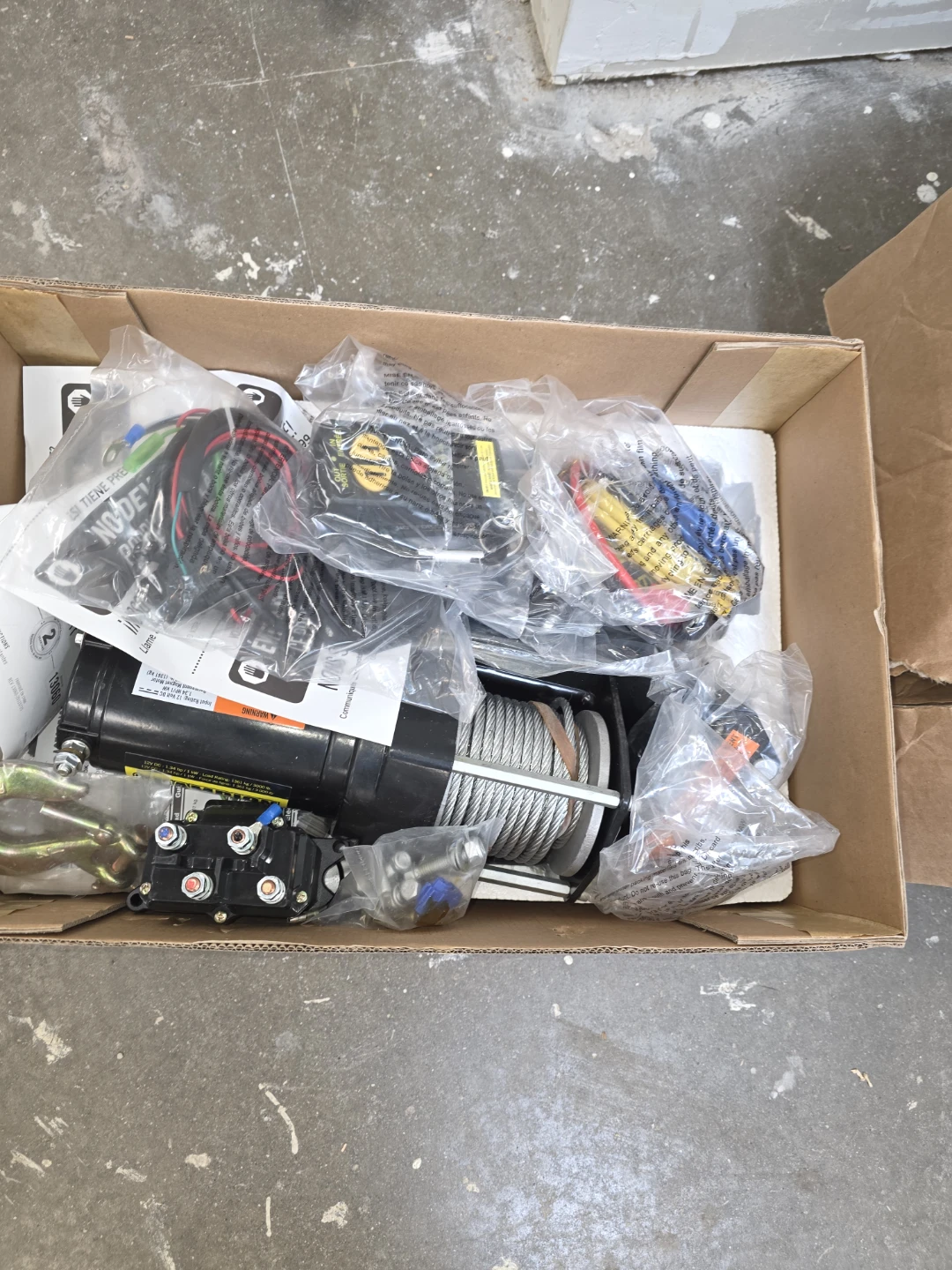 CHAMPION 1361kg (3000lb) Wireless Winch Kit - photo 2
