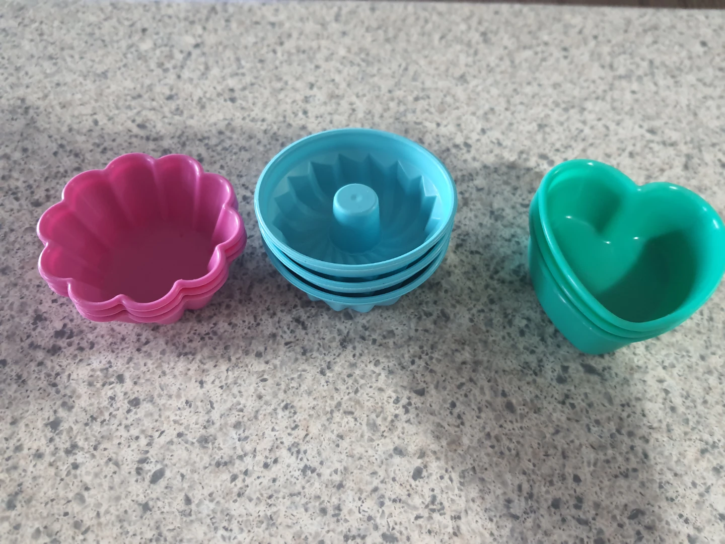 Silicone Muffin Cups  and plastic cookie cutters - photo 2