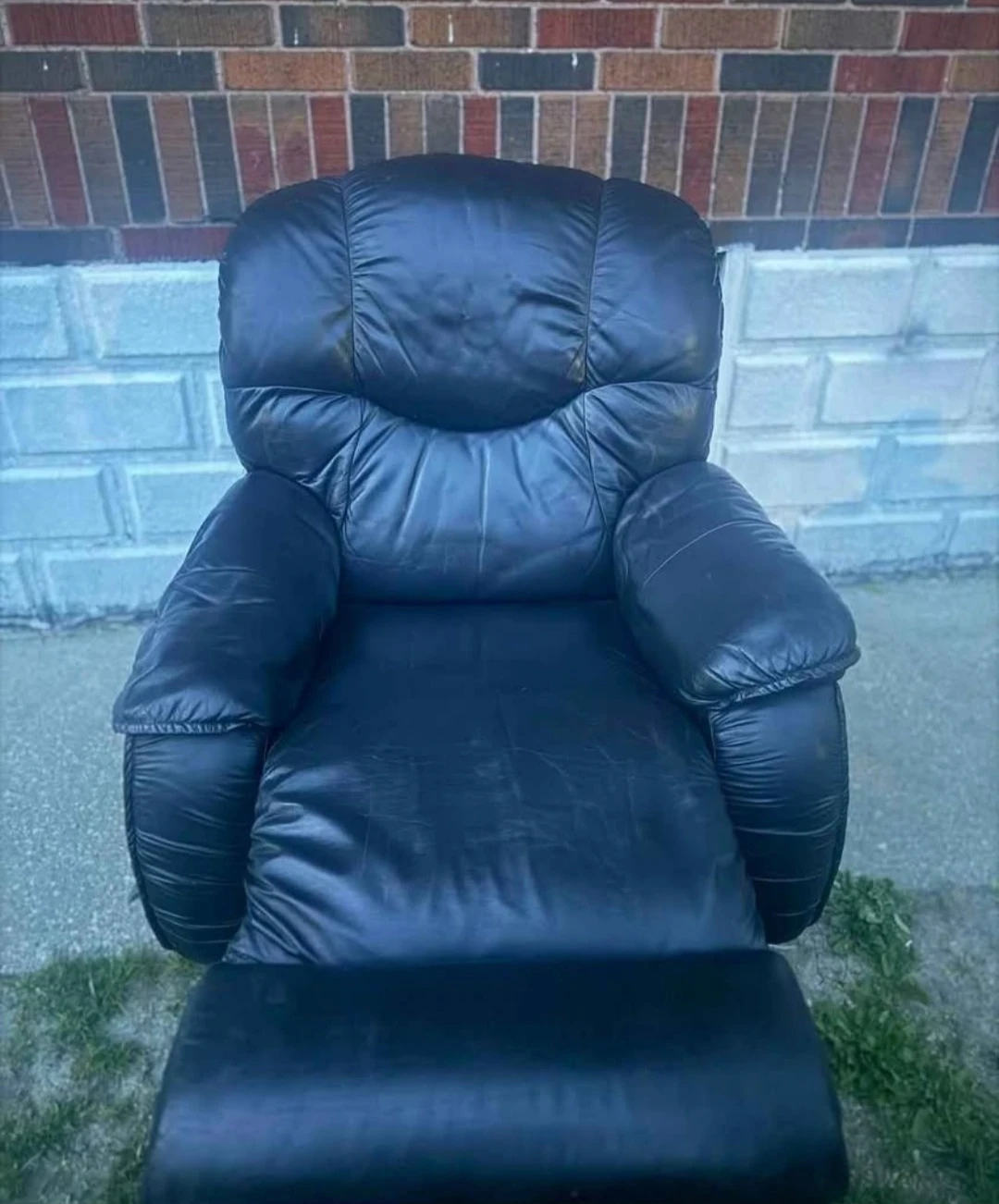 Black recliner chair - photo 2