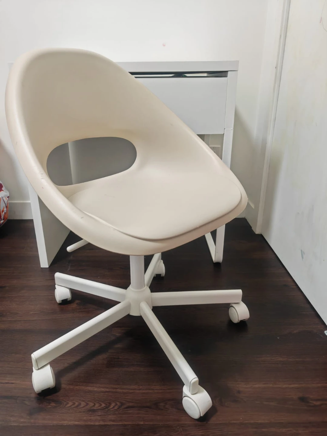 IKEA MICKE Desk + IKEA Swivel Chair – Excellent Condition - photo 2