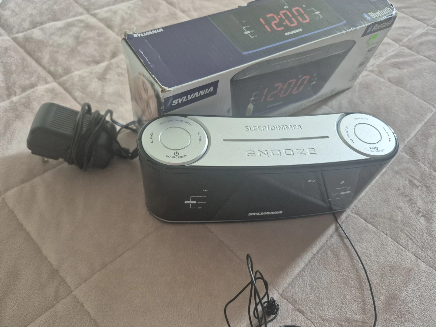 Sylvania Clock Radio Bluetooth Autoset with USB Charging - photo 2