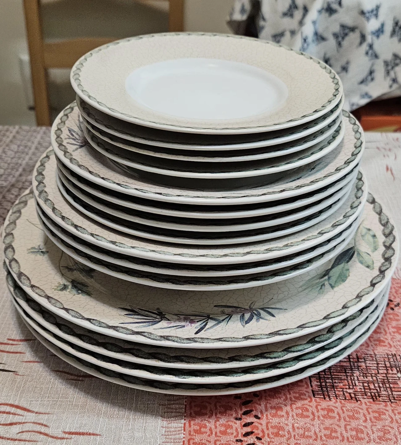 Floral Patterned Dinnerware Set