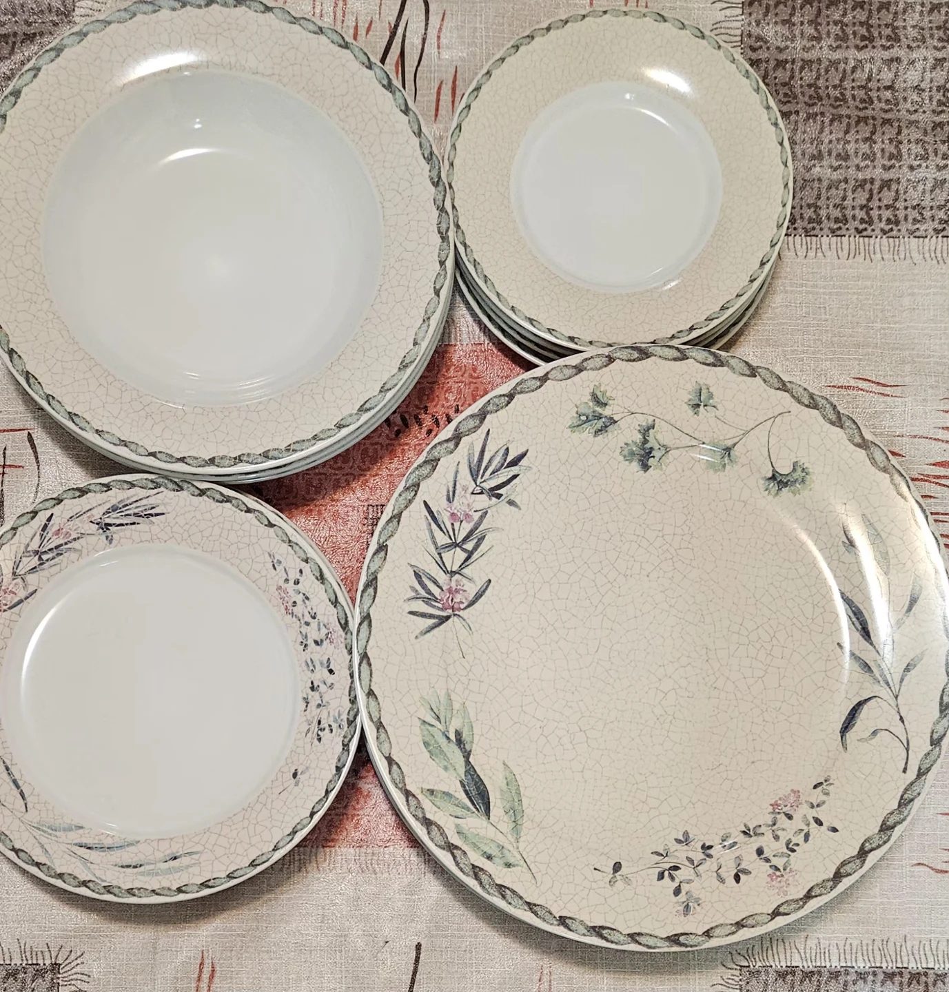 Floral Patterned Dinnerware Set - photo 2