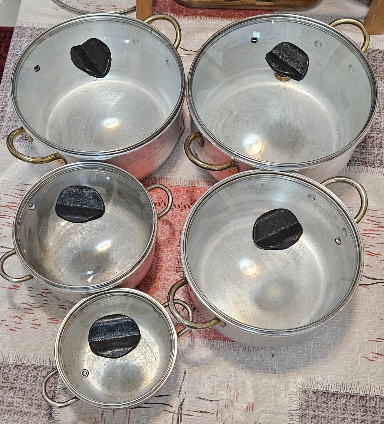 Set of 4 Aluminum Cooking Pots with Lids