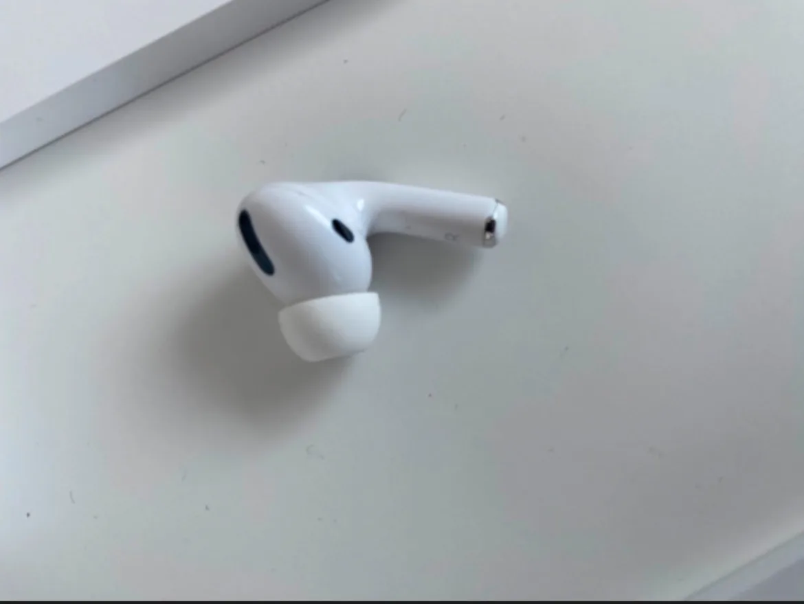 Right Apple Airpod Pro Generation 1 thumbnail