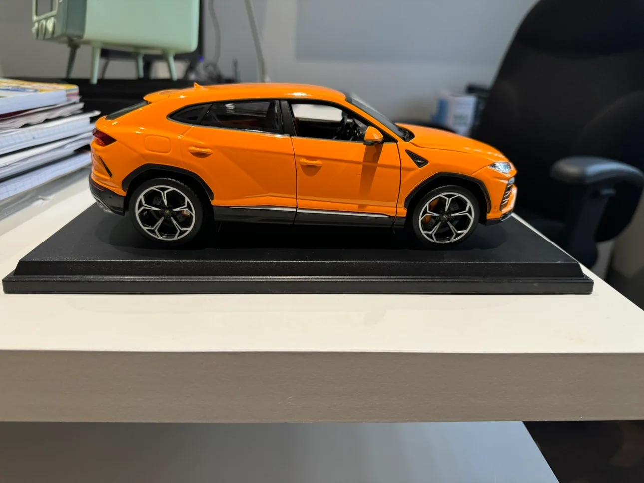 Lamborghini Urus Die-Cast Model Car image indicator(2)