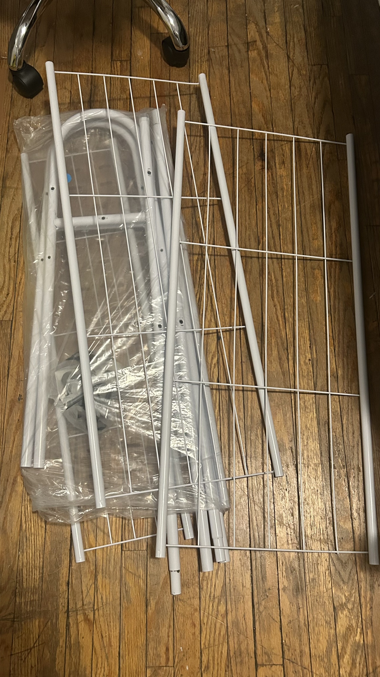 White Metal clothing rack #freecycle - photo 2