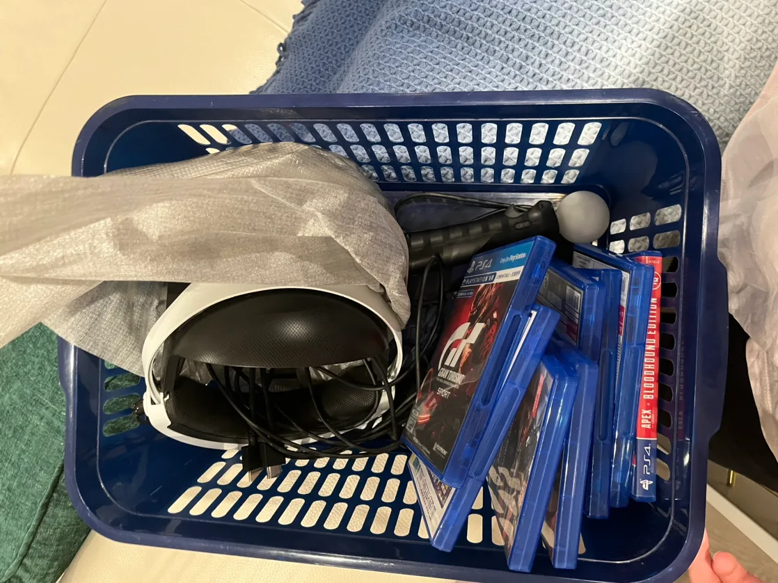 PS4 Pro 2TB with PS VR HEADSET INCLUDED(200$ value) image indicator(3)