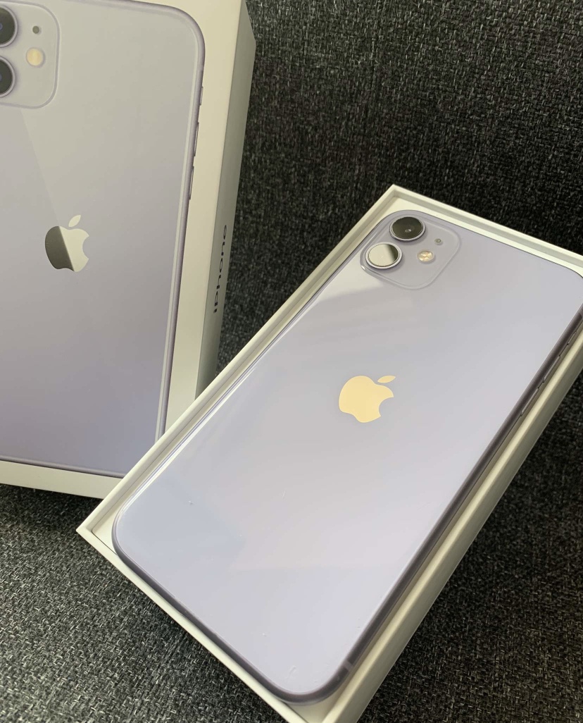 iPhone 11 (64GB) - Purple + 7 phone cases