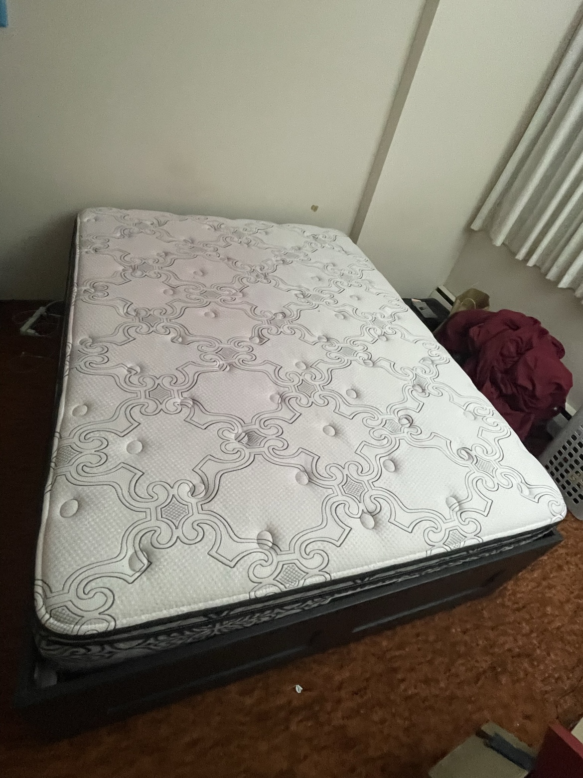 Sealy Posturepedic Mattress - Queen size. Very comfortable.