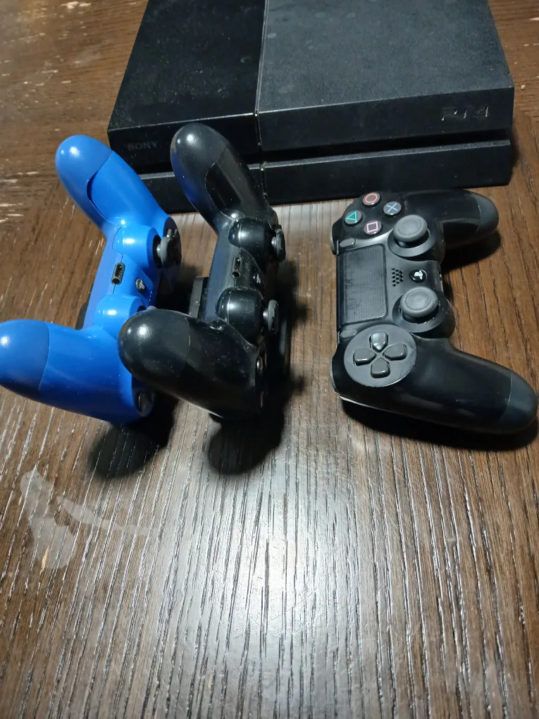 PS4 Console with & 3 Controllers (400GB) image indicator(3)