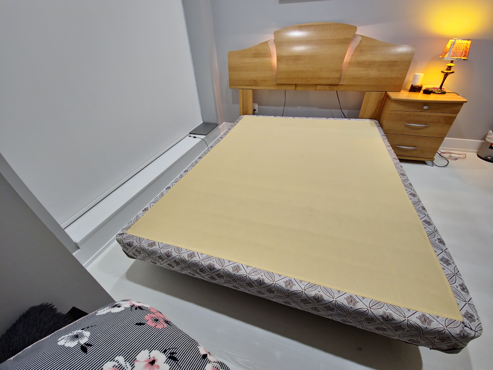 Queen Size Bed Frame with one sidetable - photo 4