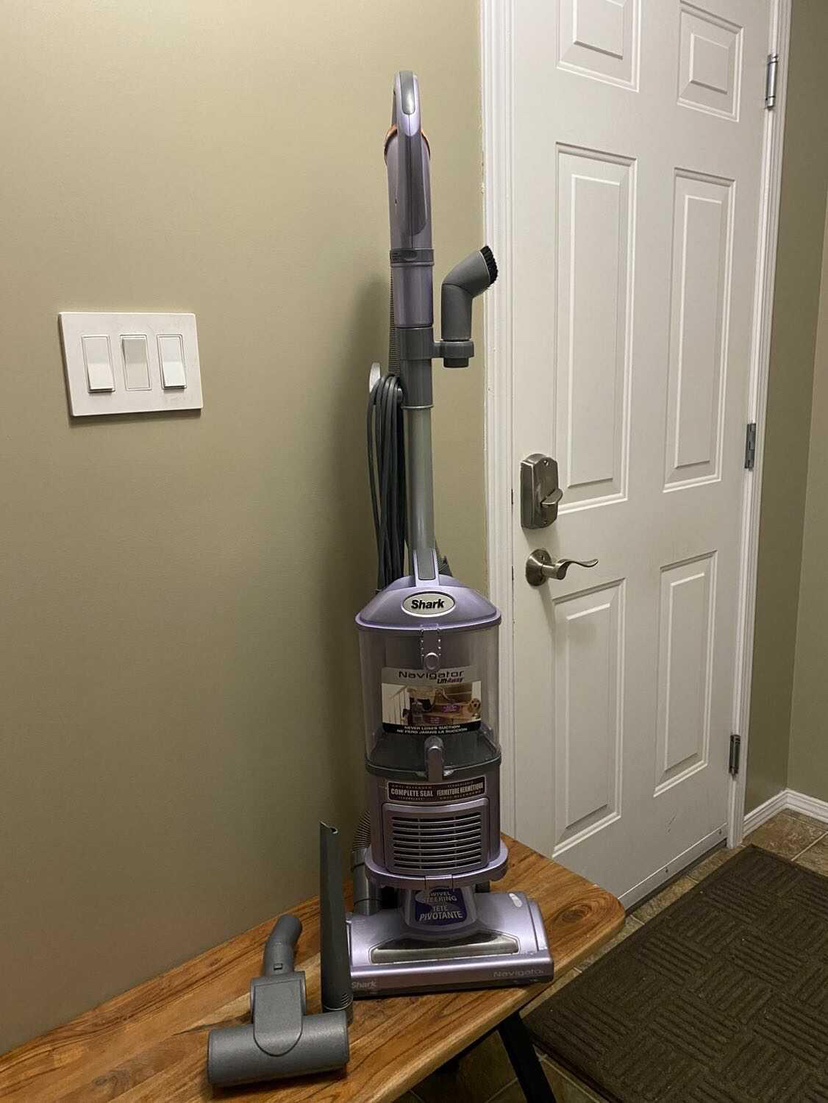 Shark Navigator Lift-Away Vacuum - photo 2