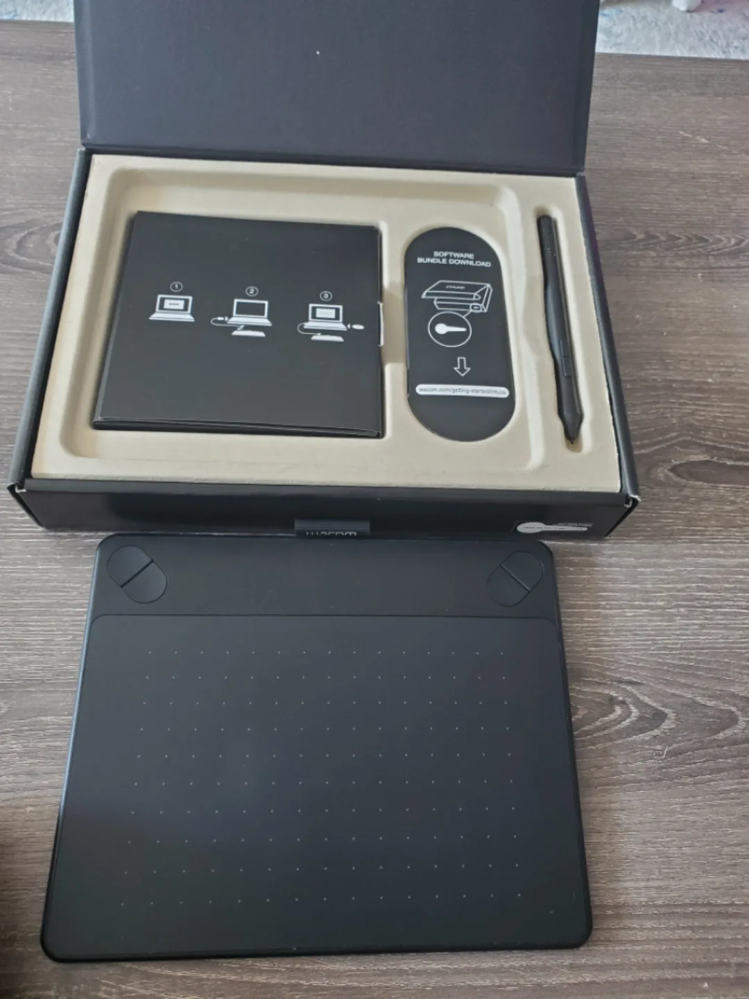 Wacom Intuos Pen & Touch Tablet image indicator(4)