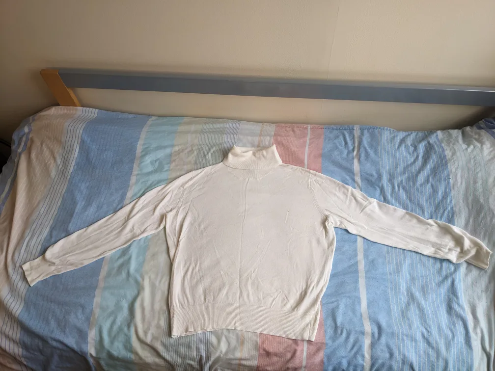 H&M White Turtleneck Sweater image indicator(2)