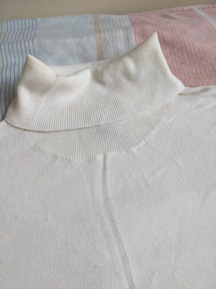 H&M White Turtleneck Sweater image indicator(3)