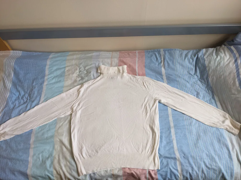 H&M White Turtleneck Sweater image indicator(9)