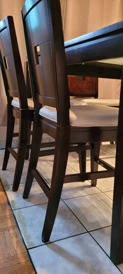 Dining table and 8 chairs image indicator(4)