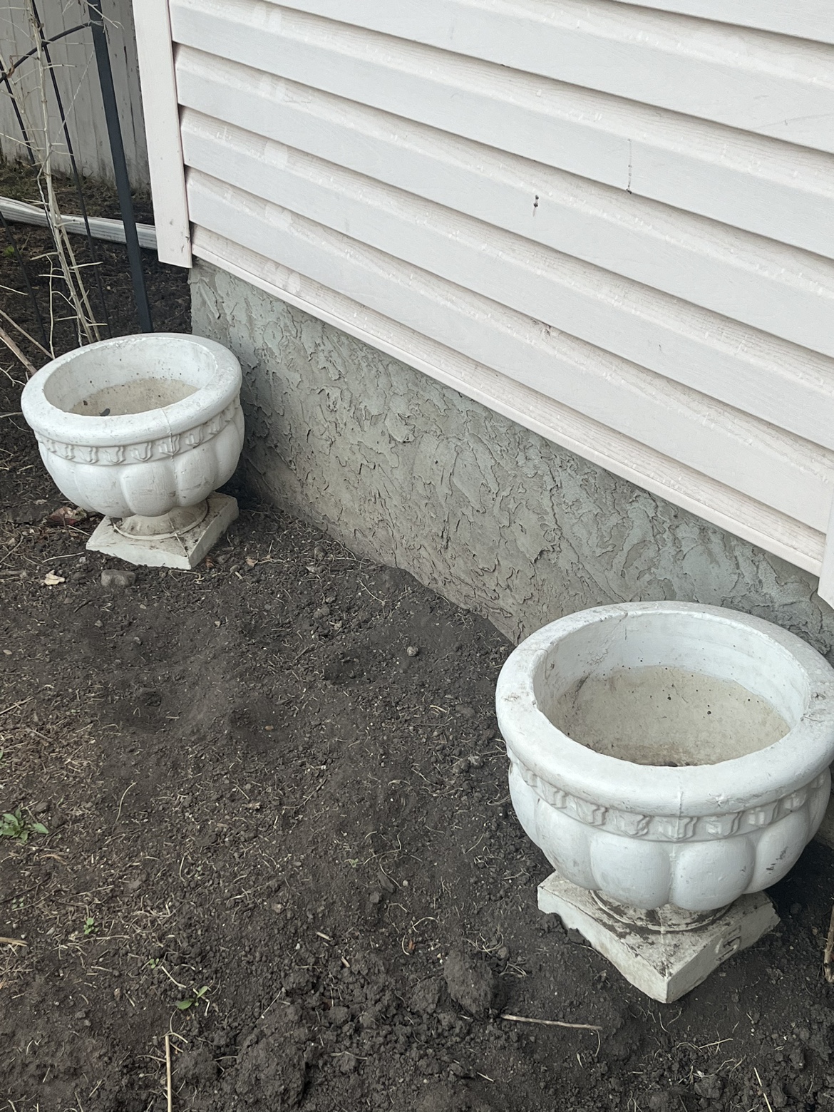 White ceramic flower pots
