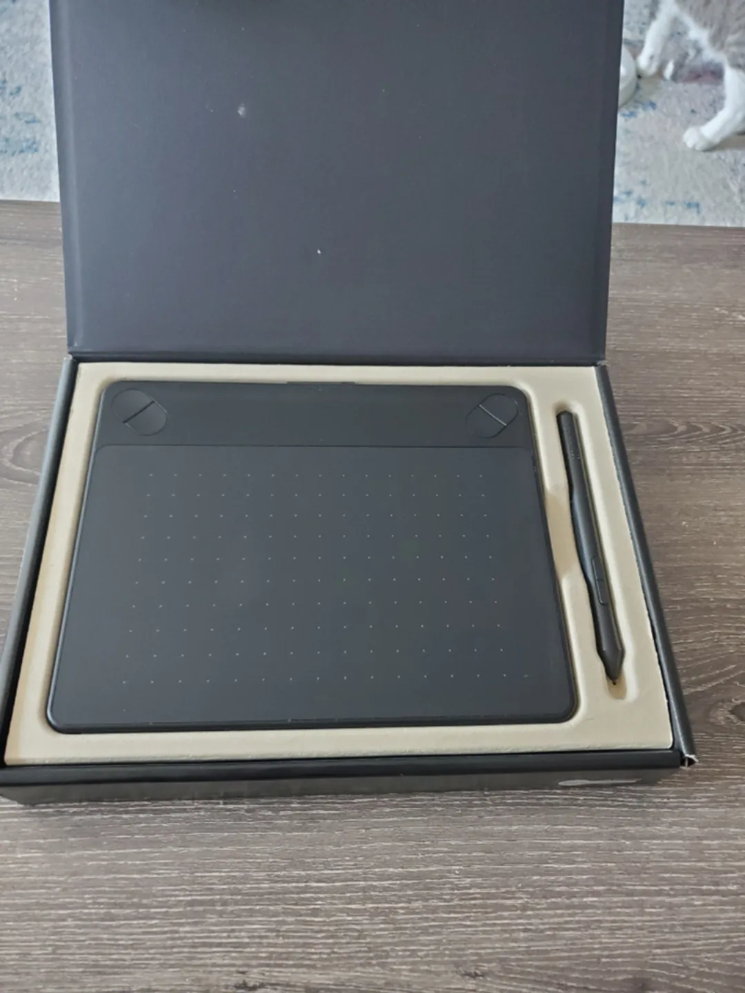 Wacom Intuos Pen & Touch Tablet image indicator(3)