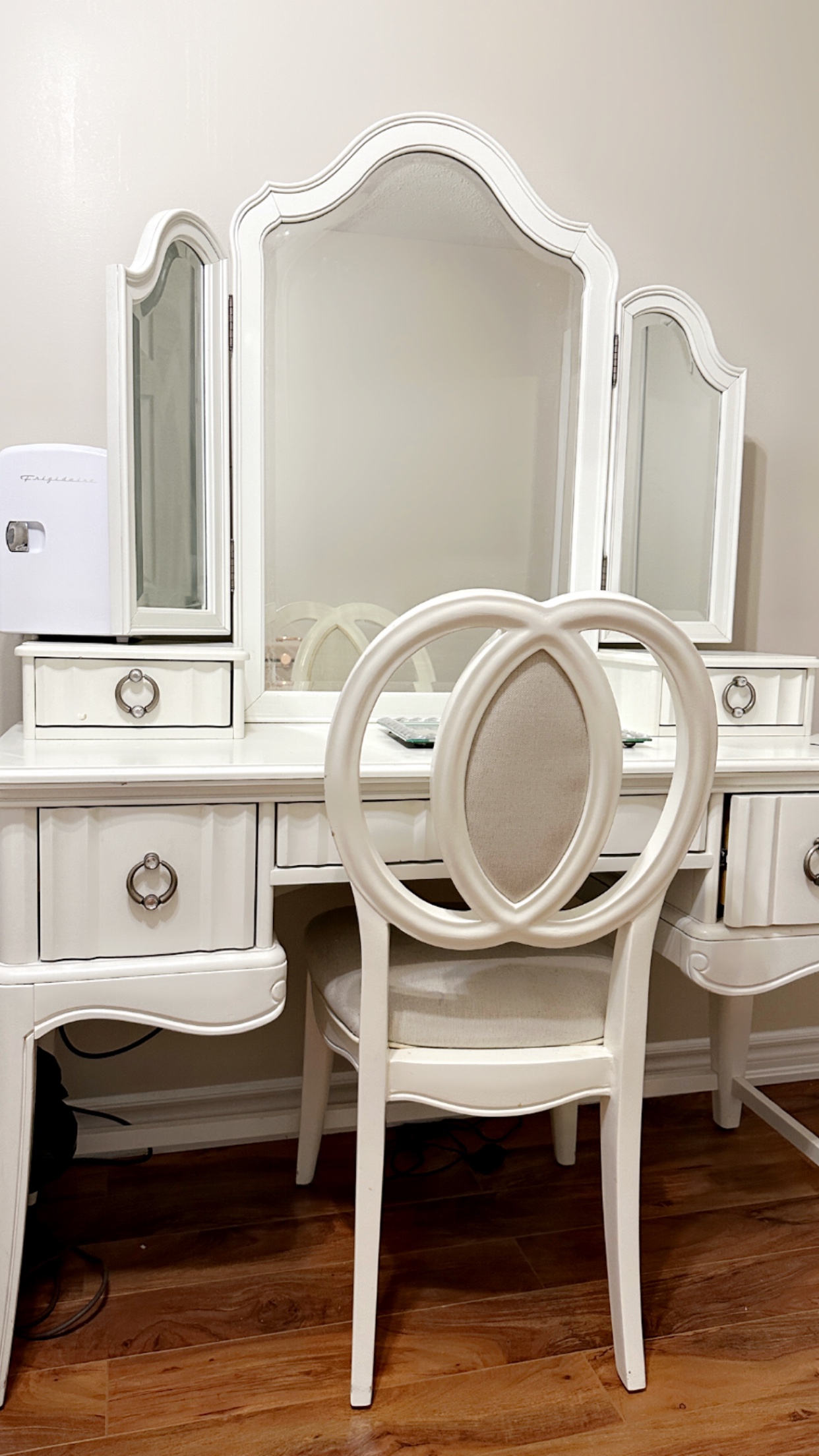 6 piece Magnussen Bedroom Set with Vanity Table and Chair - photo 2