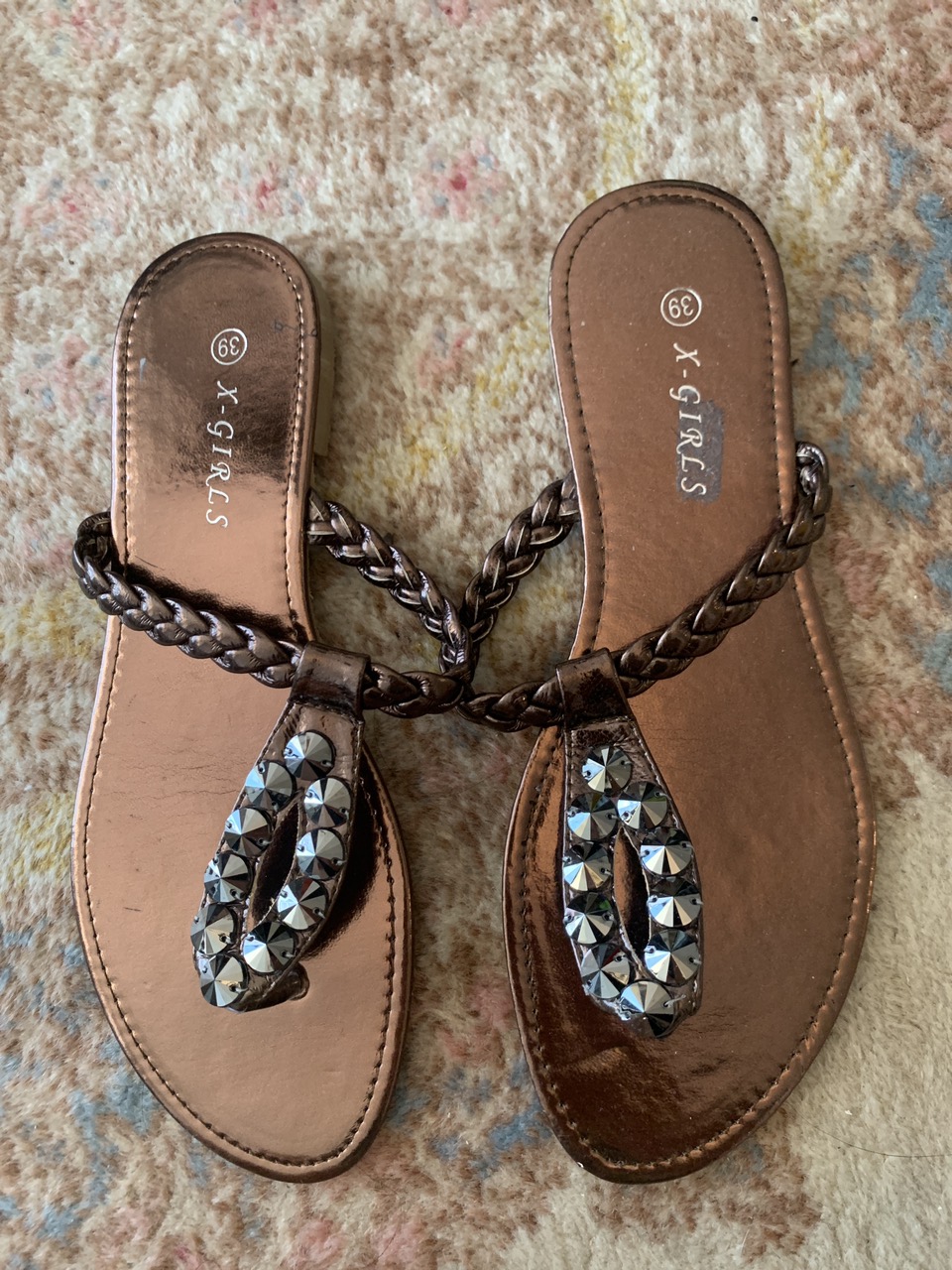$5! NEW Stylish Size 9/10 Sandals!