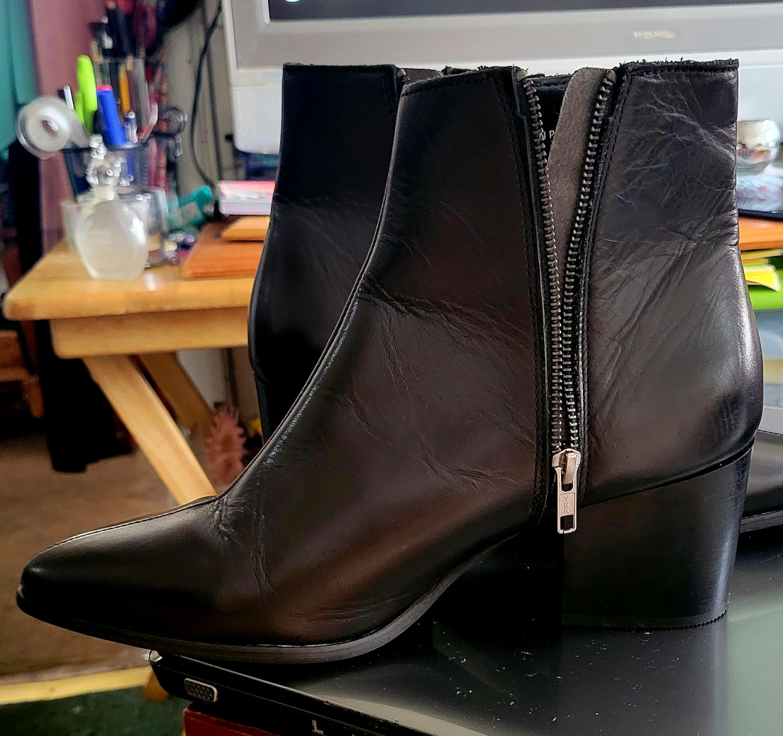 Black boots size 10.5 and 2" high very comfortable - photo 3