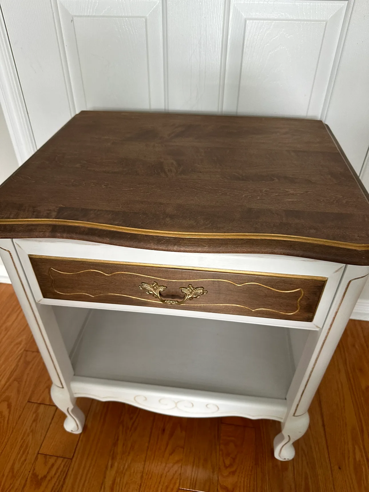 Beautiful vintage refinished solid wood nightstand image indicator(3)