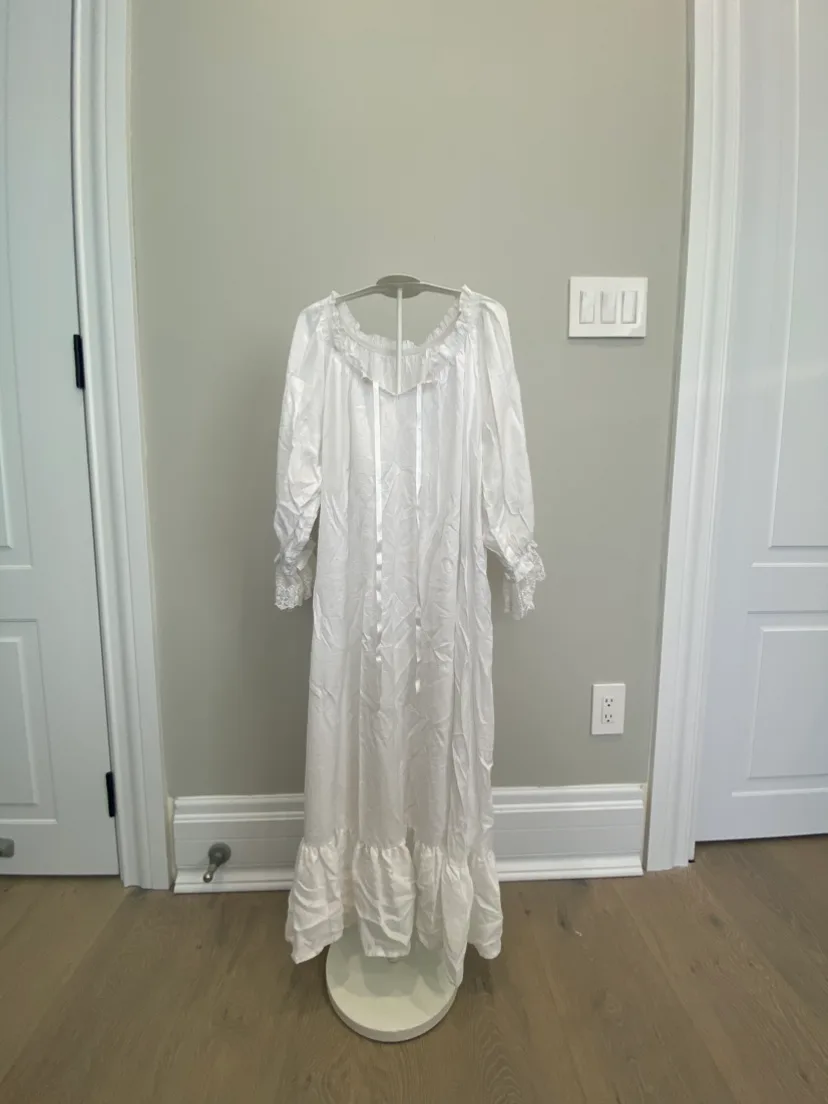 White Nightgown thumbnail
