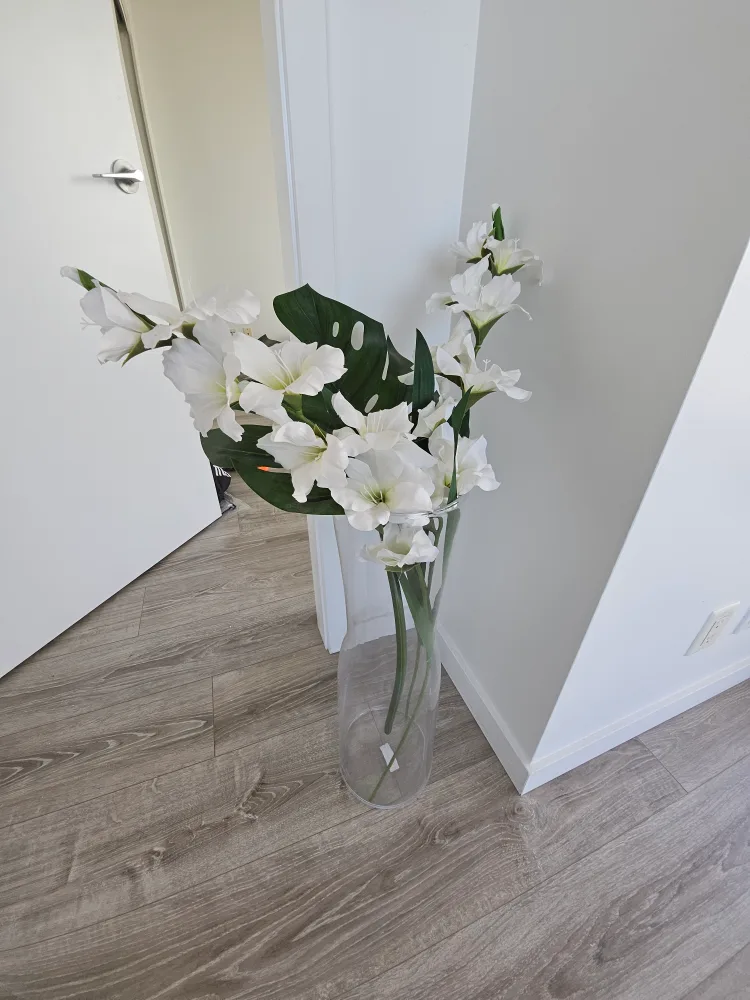 Clear vase + LOOP artificial flowers & leaf thumbnail