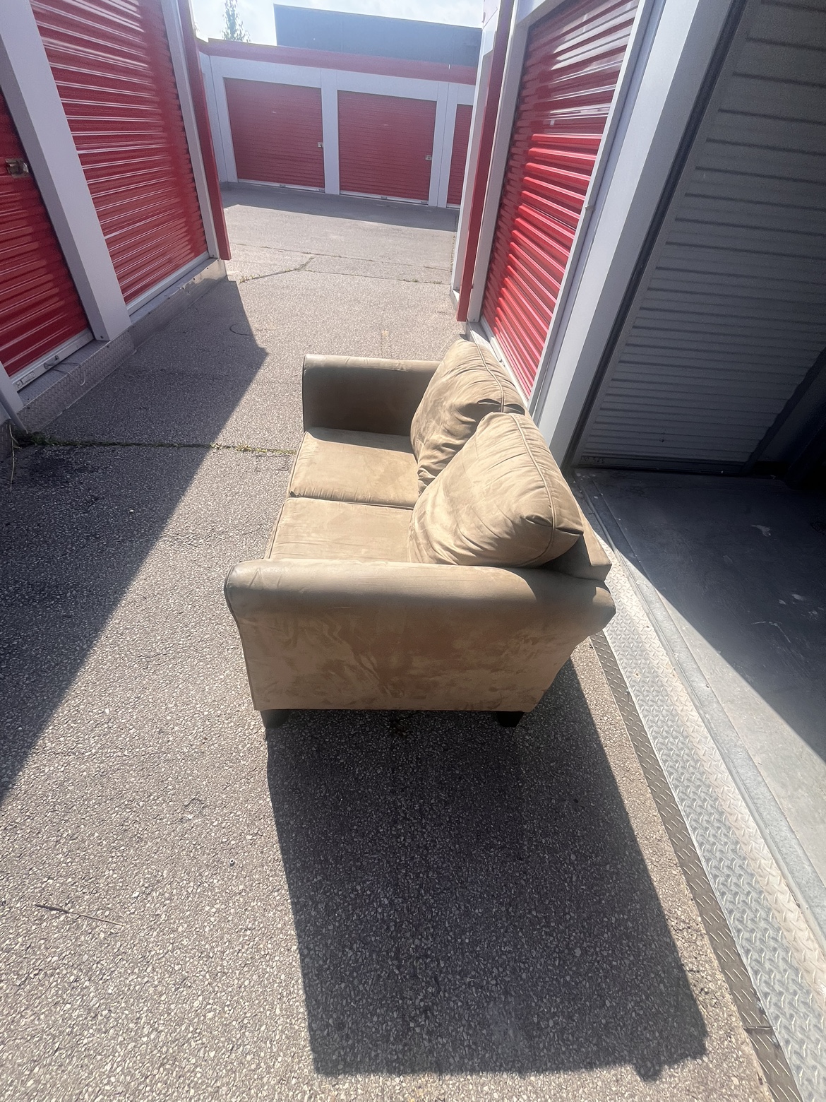 Suede beige couch - photo 3