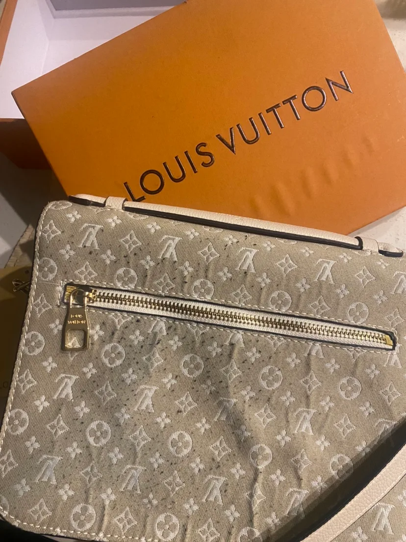 Louis Vuitton Purse image indicator(5)