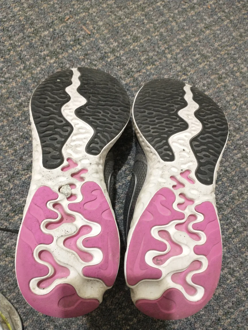 NIKE RUNNING SHOES, RENEW BLACK AND PINK image indicator(3)