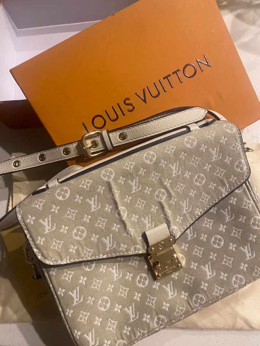 Louis Vuitton Purse thumbnail