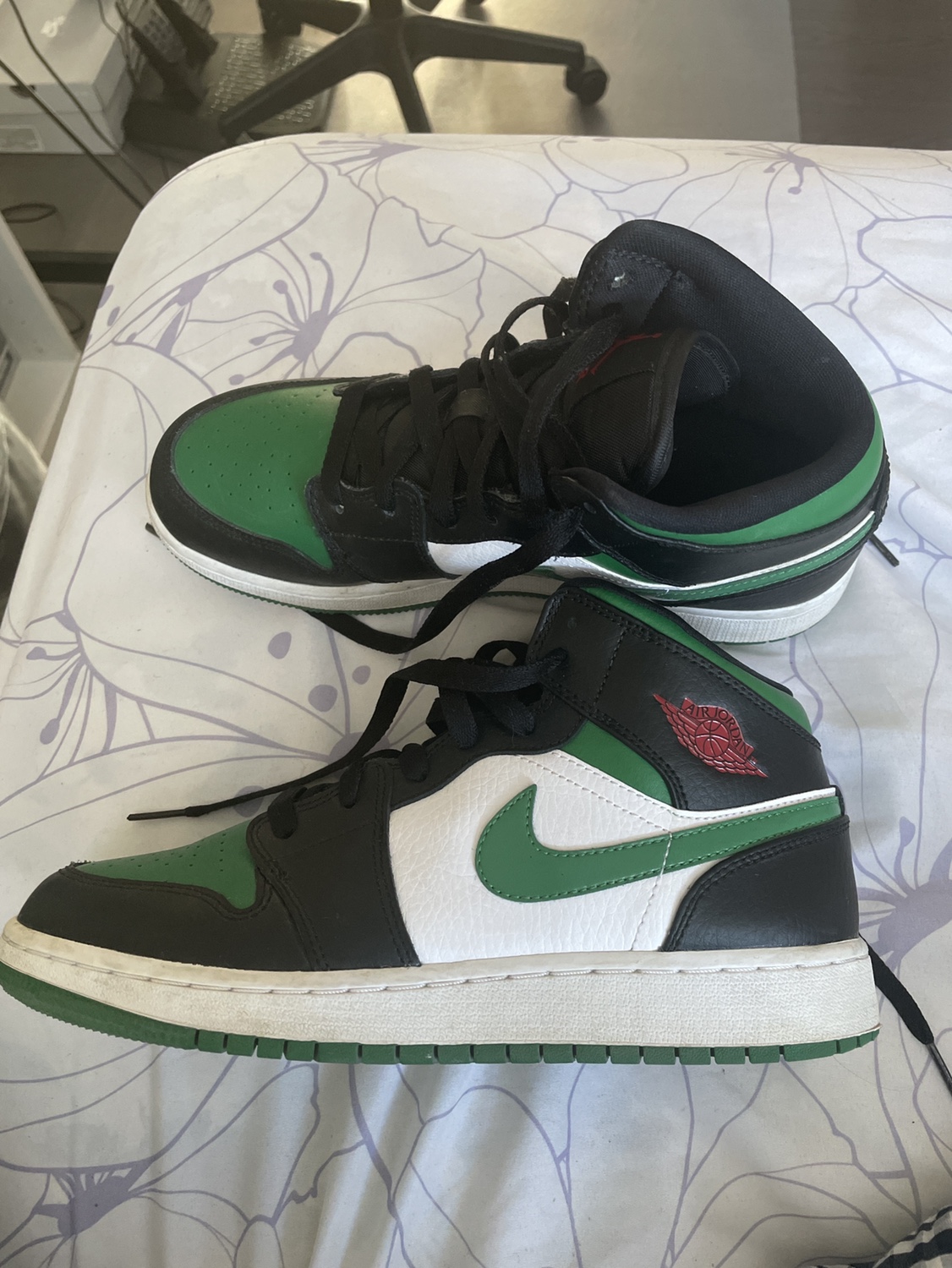 Jordan 1 mids