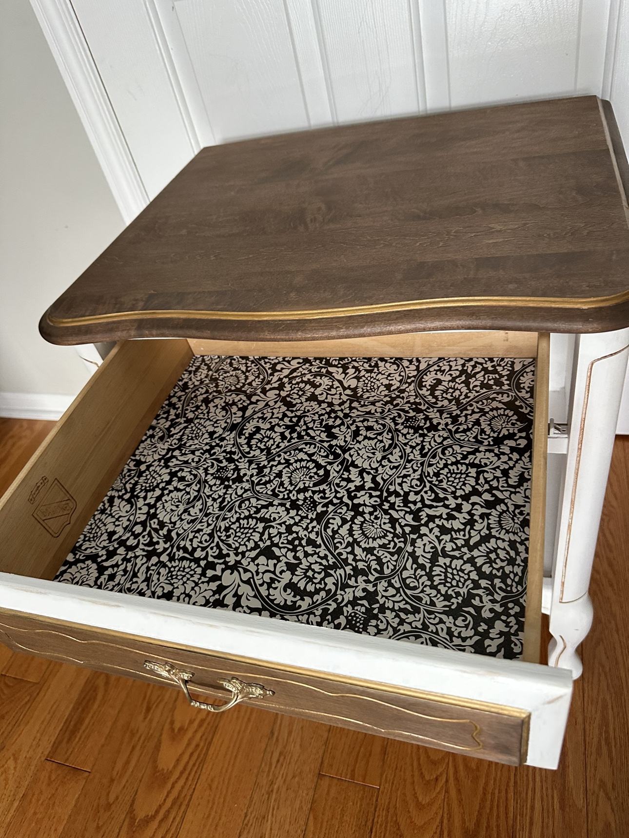 Beautiful vintage refinished solid wood nightstand - photo 5