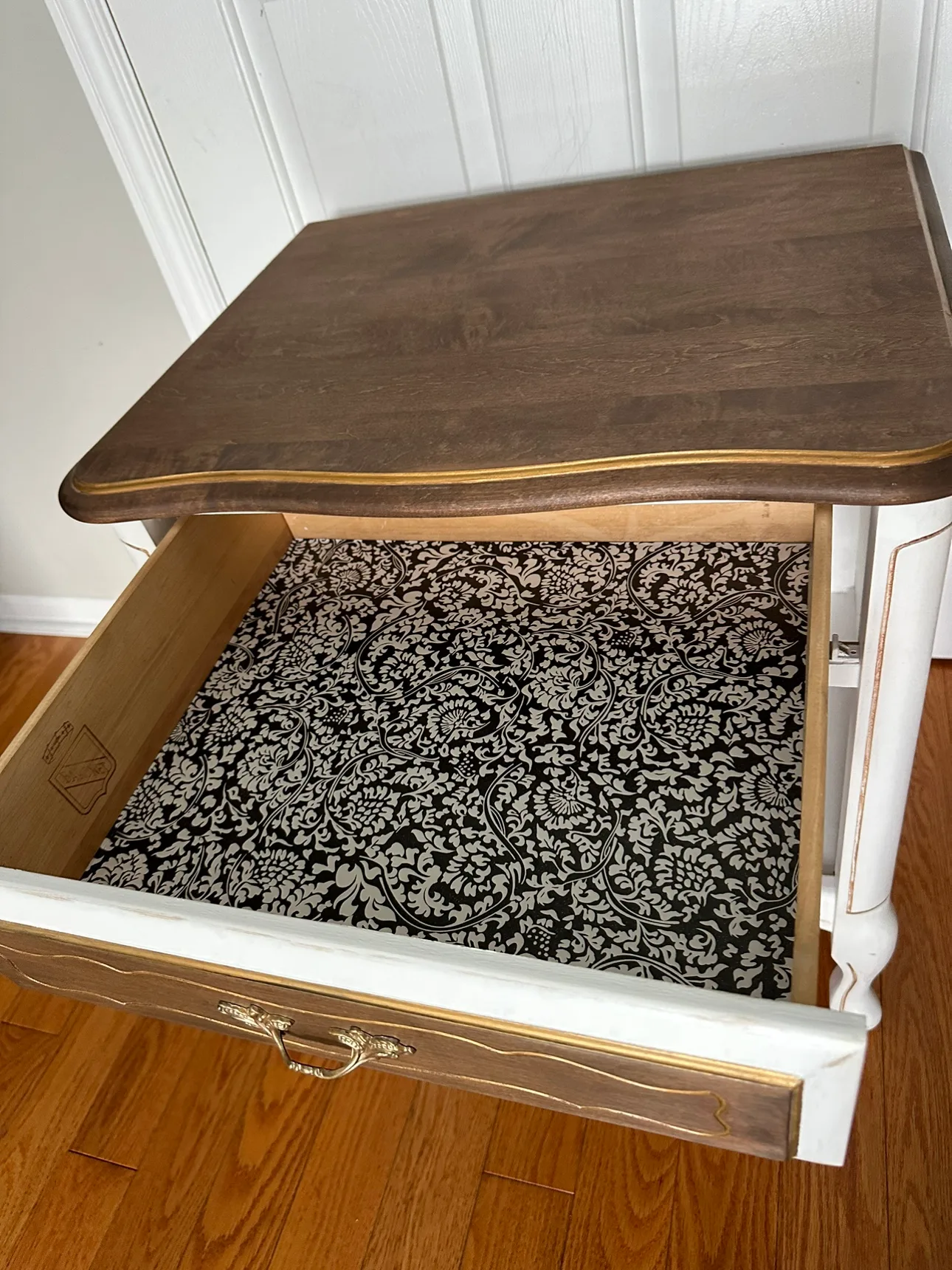 Beautiful vintage refinished solid wood nightstand image indicator(5)