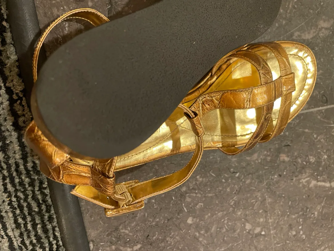 Beautiful gold sandals image indicator(4)