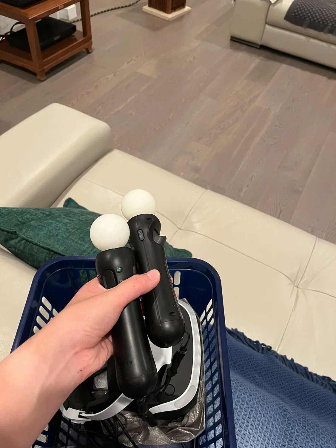 PS4 Pro 2TB with PS VR HEADSET INCLUDED(200$ value) image indicator(6)