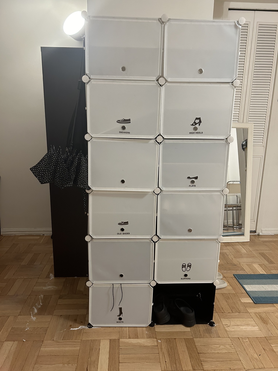 Shoe cabinet