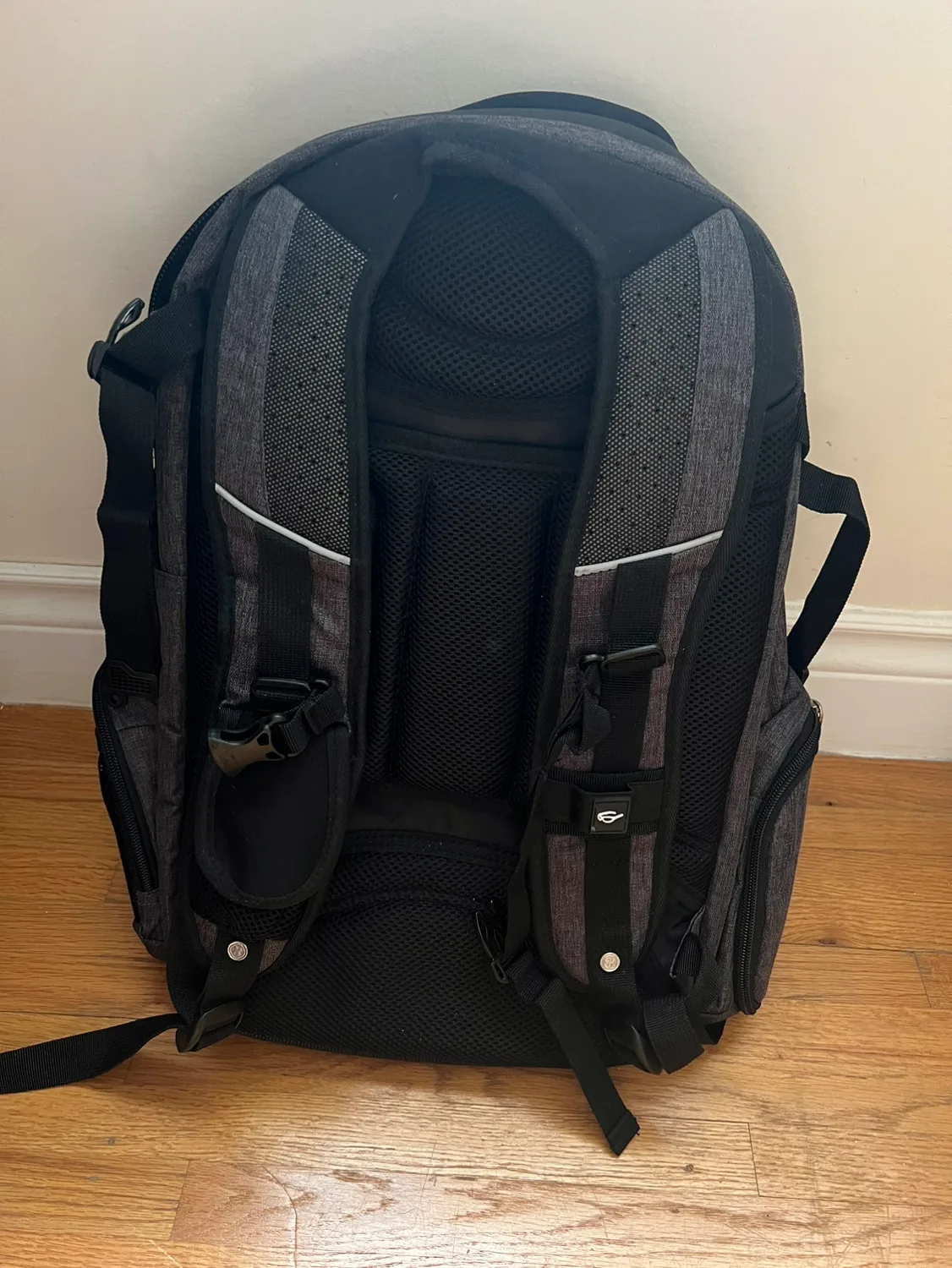 NEW SWISSGEAR Carry-On Backpack fits 15.6”-17.3” image indicator(2)