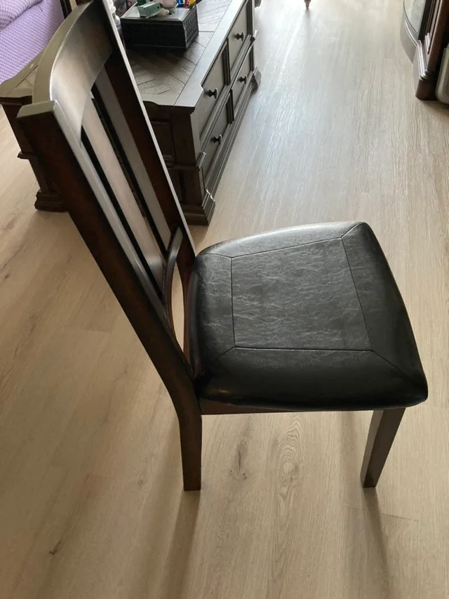 Dining table with four matching chairs image indicator(4)