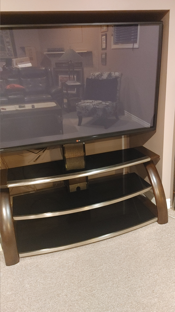 60" LG Plasma w/Swivel Table stand