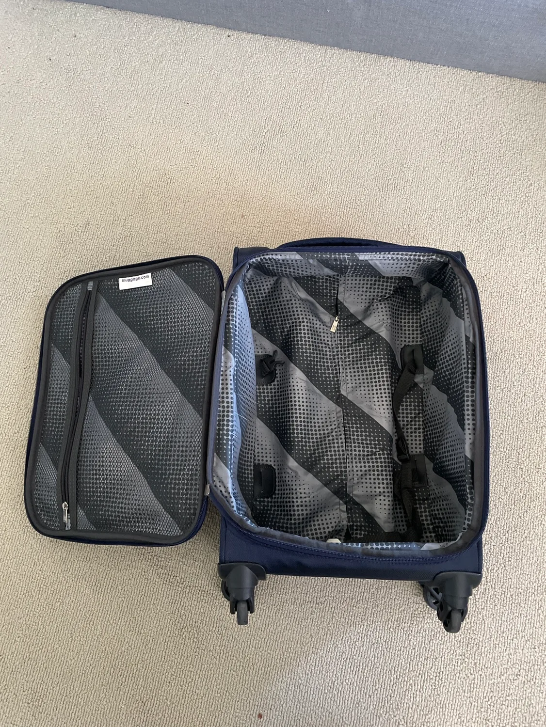 IT Luggage Carry-On Suitcase image indicator(2)